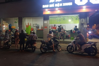 Hàng quán vỉa hè Sài Gòn hoạt động nhộn nhịp trong mùa dịch