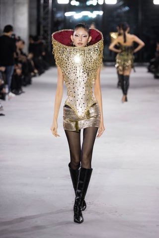 Minh Triệu vấp tà váy, xử lý sự cố chuyên nghiệp trên sàn diễn thời trang - 8