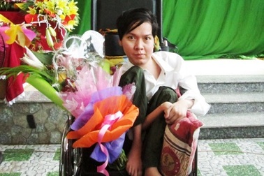 Chàng trai bại liệt bán thơ ủng hộ biển đảo quê hương