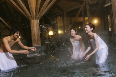 Vì sao onsen nam nữ tắm chung ngày càng ít đi ở Nhật Bản?