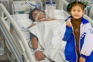 Bé gái 9 tuổi nguy kịch sau tai nạn giao thông, mẹ nghèo khẩn cầu cứu con