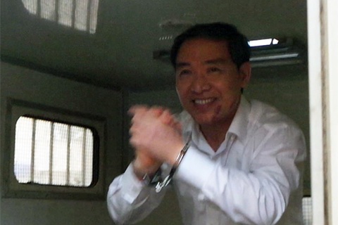 Dương Chí Dũng cười tươi vẫy chào người thân từ xe thùng