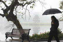 Sương mù trắng xóa bao phủ sông Hồng, hồ Tây, hồ Gươm