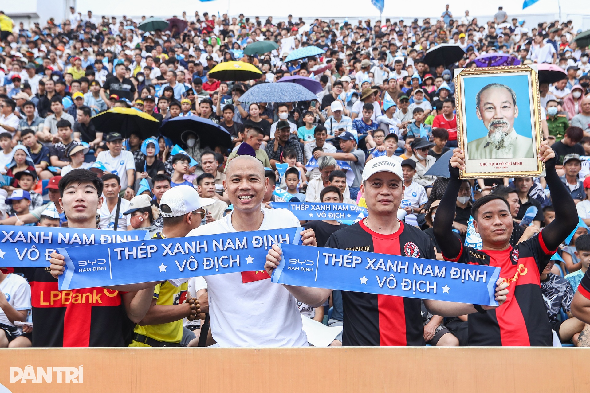 Cảm xúc vỡ oà của Xuân Son và cầu thủ Nam Định sau chức vô địch V-League - 5 Cảm xúc vỡ oà của Xuân Son và cầu thủ Nam Định sau chức vô địch V-League - 5