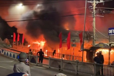 Huy động 200 cán bộ, chiến sĩ để dập tắt vụ cháy chợ Tam Nông