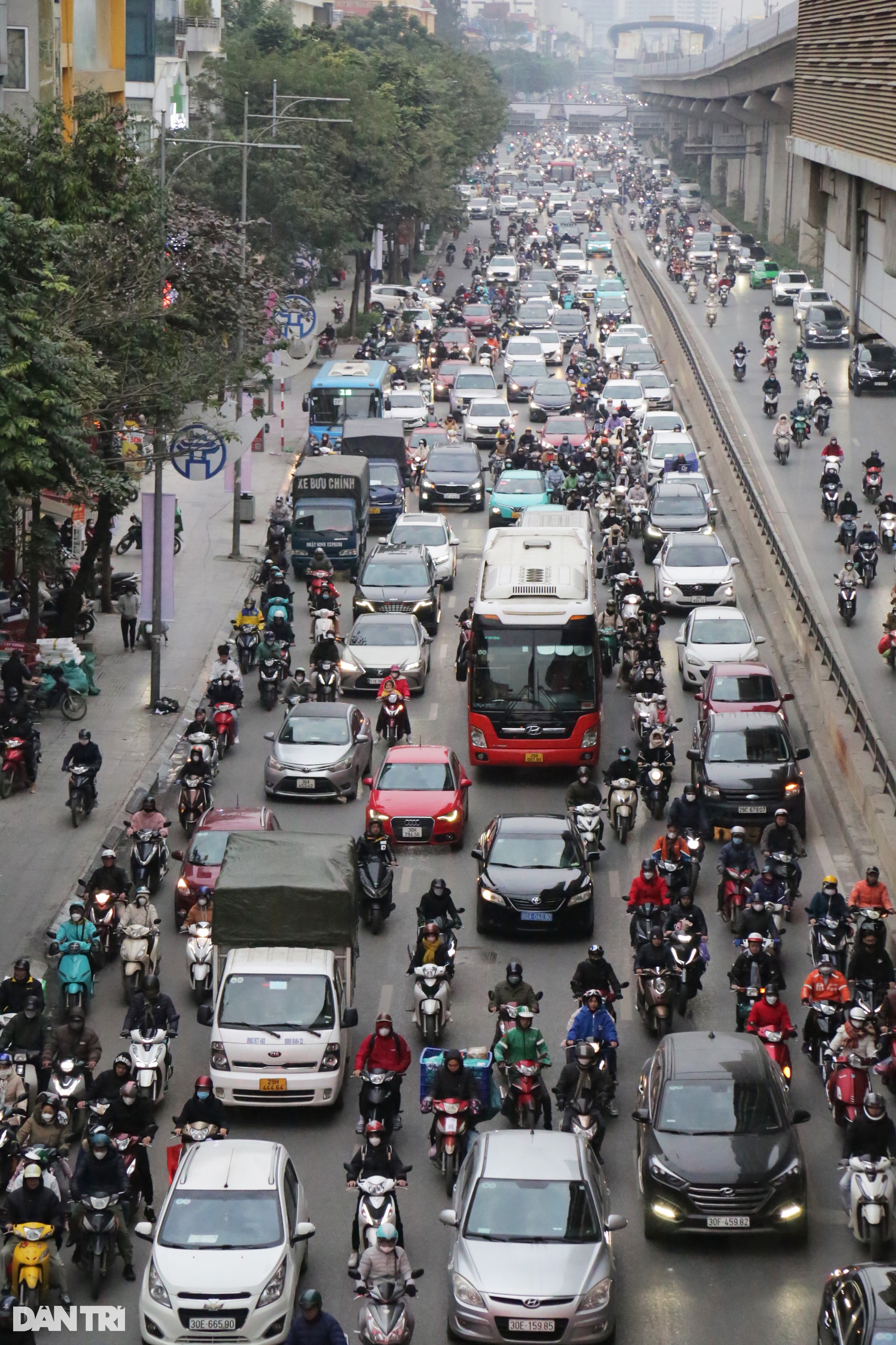 Giao thông Hà Nội ùn tắc ngày giáp Tết, CSGT căng mình phân luồng - 12 Giao thông Hà Nội ùn tắc ngày giáp Tết, CSGT căng mình phân luồng - 12