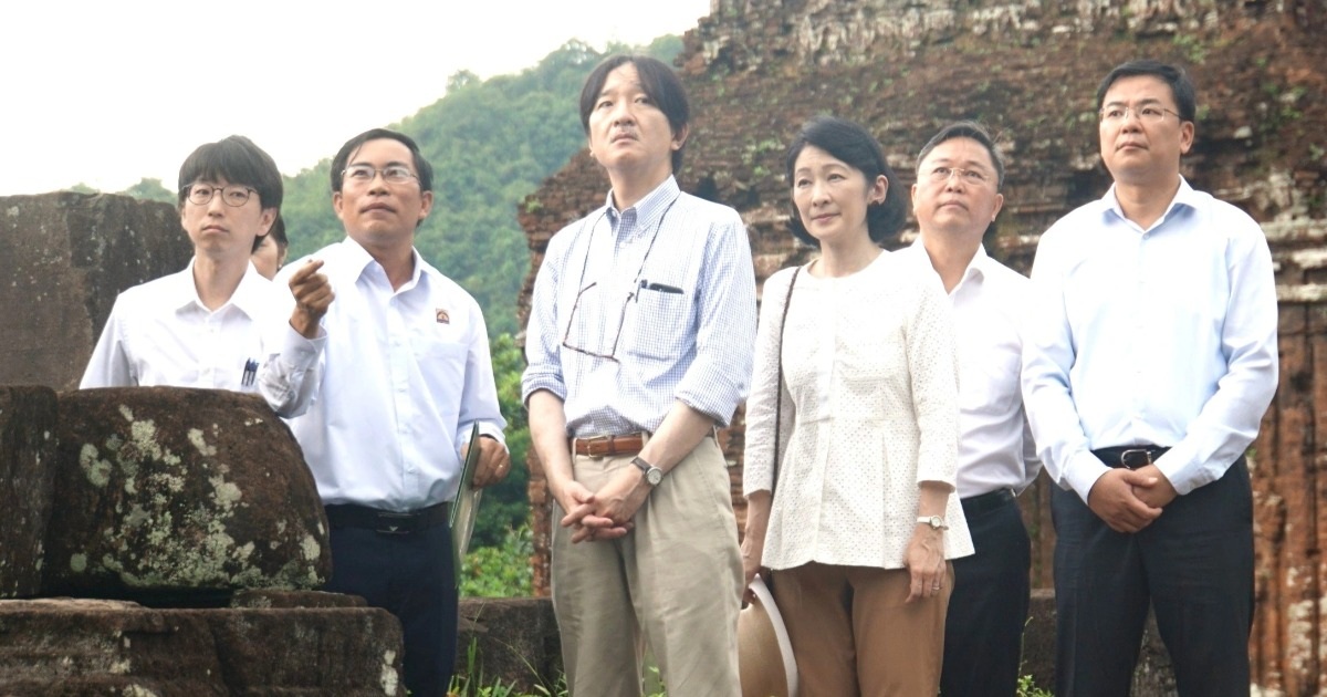 日本の皇太子夫妻がミーソン寺院の塔を訪問