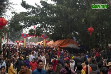 Hàng vạn người rồng rắn lên Na Sơn Động Phủ “xin nước thánh”