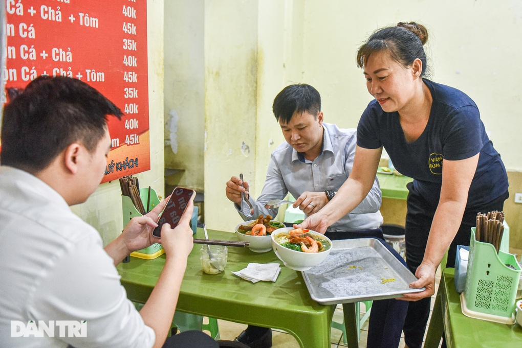 Quán bún cá Hà Nội ngày bán 400 bát, từng lên truyền hình Mỹ - 7 Quán bún cá Hà Nội ngày bán 400 bát, từng lên truyền hình Mỹ - 7