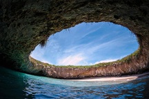 Bãi biển nằm ẩn dưới hố sâu như "thiên đường tách biệt"