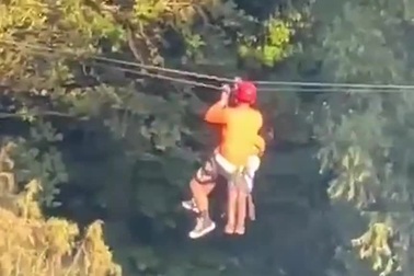 Thót tim cảnh bé trai rơi từ độ cao 12m xuống dưới khi đu dây mạo hiểm