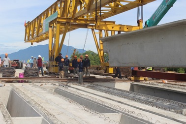 Hợp long cầu hai cầu, góp phần thúc đẩy sự phát triển của phía Nam