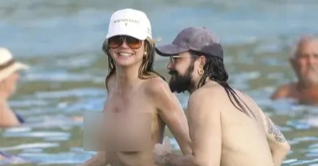 Siêu mẫu 52 tuổi để ngực trần trên biển: “Sự gợi cảm không có hạn sử dụng” - 1 Siêu mẫu 52 tuổi để ngực trần trên biển: “Sự gợi cảm không có hạn sử dụng” - 1