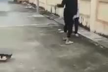 Nữ sinh bị đánh bằng mũ bảo hiểm