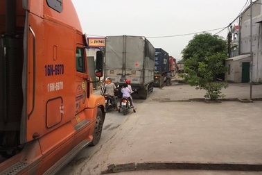 Ô tô "trốn" trạm BOT quốc lộ 5, đường liên xã ùn tắc nghiêm trọng