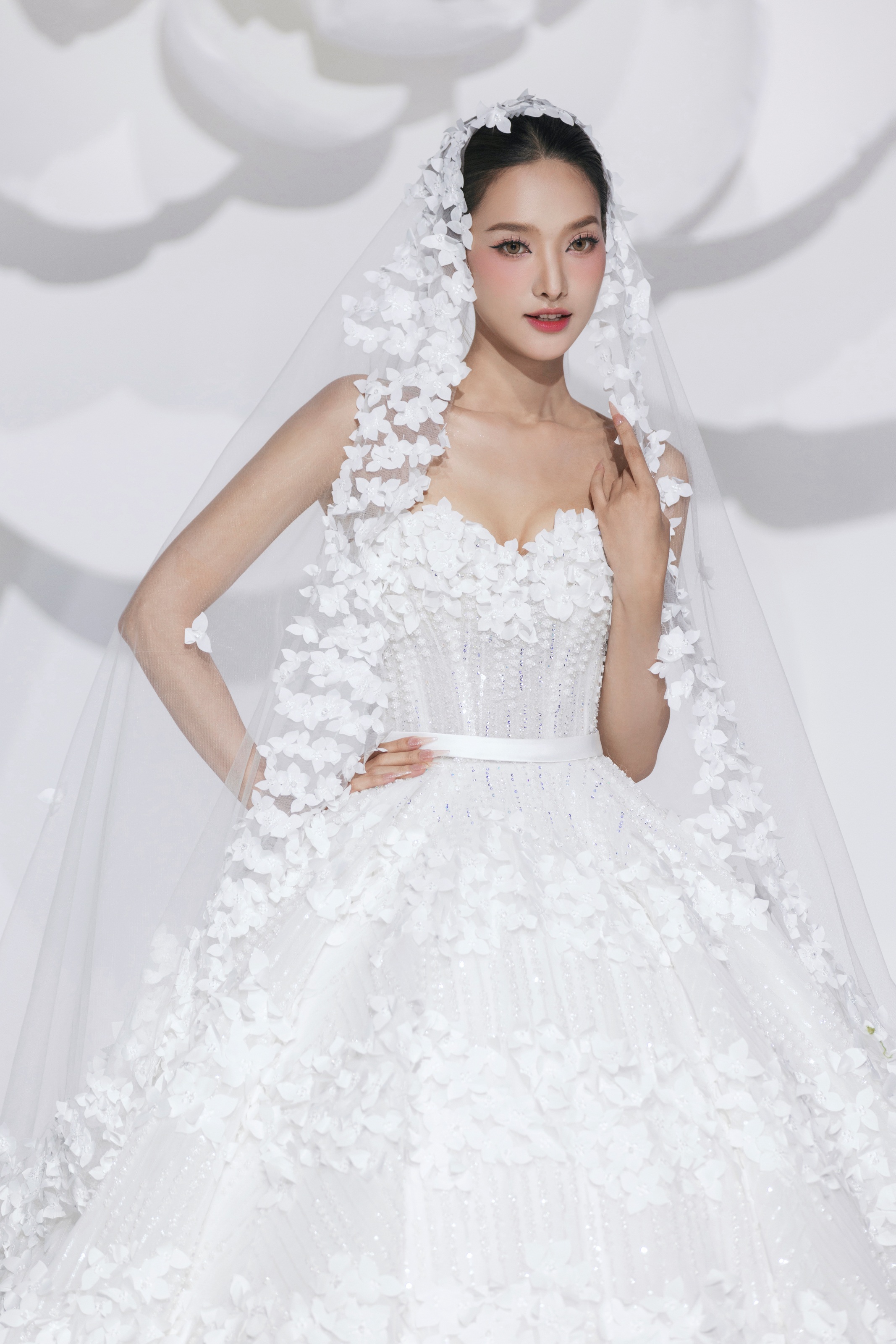 Ho Ngoc Ha est apparue avec un style unique, se démarquant parmi les reines de beauté - 7 Hồ Ngọc Hà xuất hiện với phong cách khác lạ, nổi bật giữa dàn hoa hậu - 7