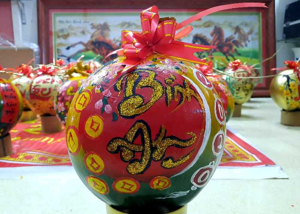 Thầy giáo 8X “gây sốt” bằng vẽ thư pháp trên mâm ngũ quả ngày Tết - 9 Thầy giáo 8X “gây sốt” bằng vẽ thư pháp trên mâm ngũ quả ngày Tết - 9