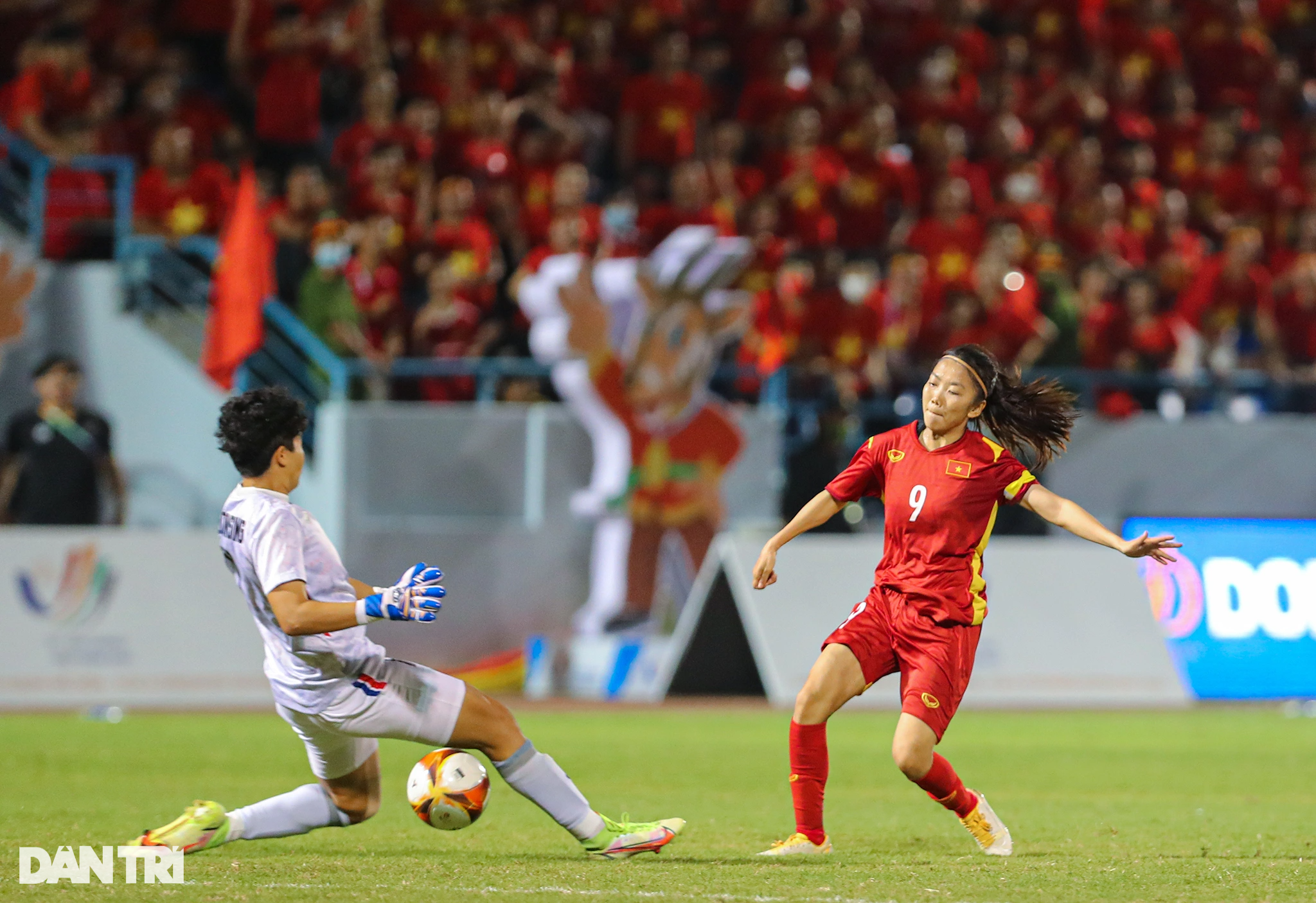 Khoảnh khắc ăn mừng bùng nổ của tuyển nữ Việt Nam sau khi vô địch SEA Games - 2 Khoảnh khắc ăn mừng bùng nổ của tuyển nữ Việt Nam sau khi vô địch SEA Games - 2