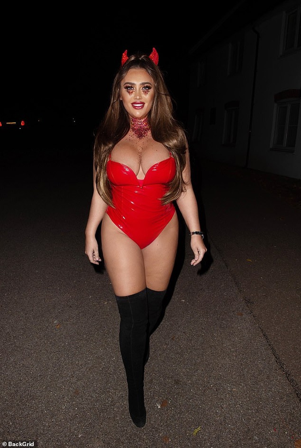 Lauren Goodger mặc hở bạo đi chơi Halloween - 1 Lauren Goodger mặc hở bạo đi chơi Halloween - 1