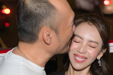 Thu Trang - Tiến Luật ôm hôn nhau trên xe buýt 2 tầng