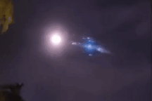 Khoảnh khắc tên lửa Trung Quốc rơi xuống Trái Đất "thắp sáng" bầu trời đêm