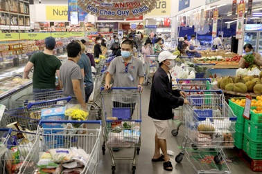 Người dân TPHCM đổ xô đi siêu thị mua hàng sau quy định "ai ở đâu ở yên đó"