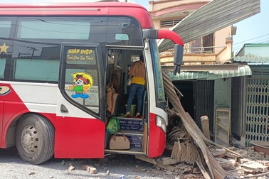 Bị xe khách tông trúng khi đang... nấu ăn trong nhà