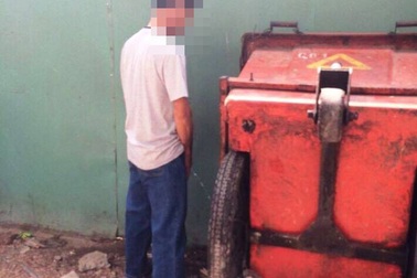 Đi vệ sinh không đúng chỗ, người đàn ông bị đâm chết