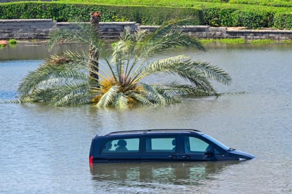 Du lịch Dubai trúng mưa ngập lịch sử, ái nữ nhà tỷ phú mắc kẹt trong ô tô - 2