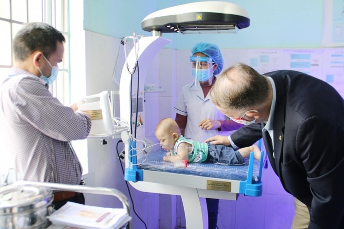 Nhân viên y tế TTYT Nam Trà My sử dụng các thiết bị chăm sóc sơ sinh do gia đình ông Phil Jordan tài trợ