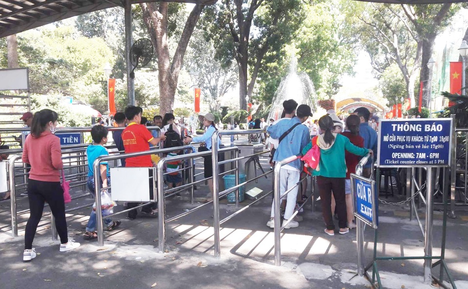 Suối Tiên, Thảo Cầm viên quá tải ngày mùng 2 Tết - 9 Suối Tiên, Thảo Cầm viên quá tải ngày mùng 2 Tết - 9
