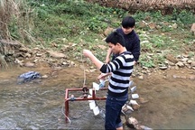 Học trò vùng cao sáng chế máy đưa nước lên cao không cần điện