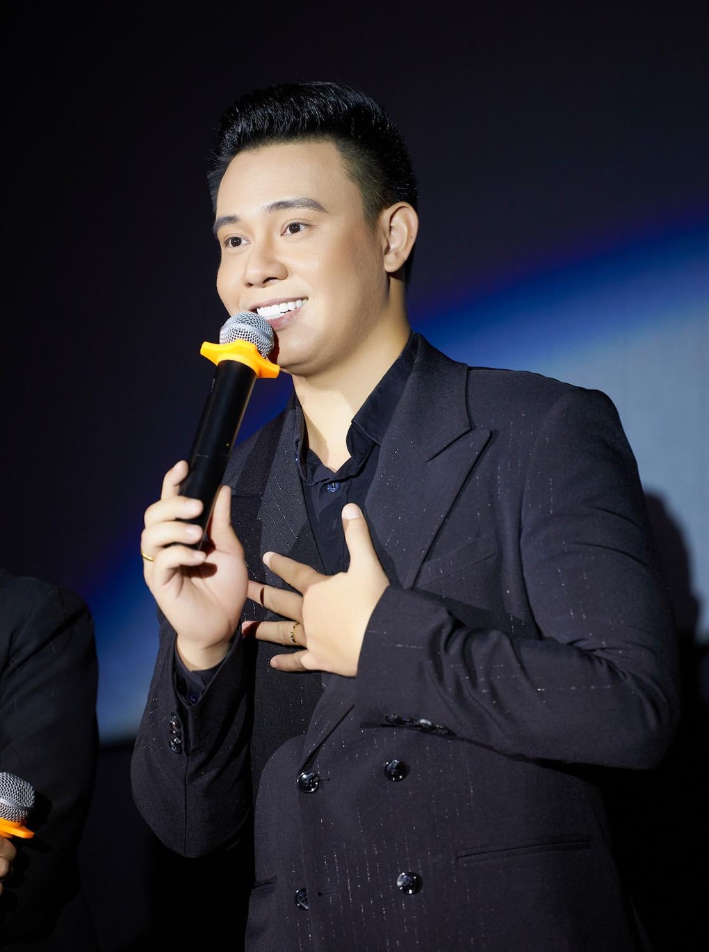 Đông Hùng lần đầu kể về biến cố qua album kỷ niệm 10 năm ca hát - 1 Đông Hùng lần đầu kể về biến cố qua album kỷ niệm 10 năm ca hát - 1