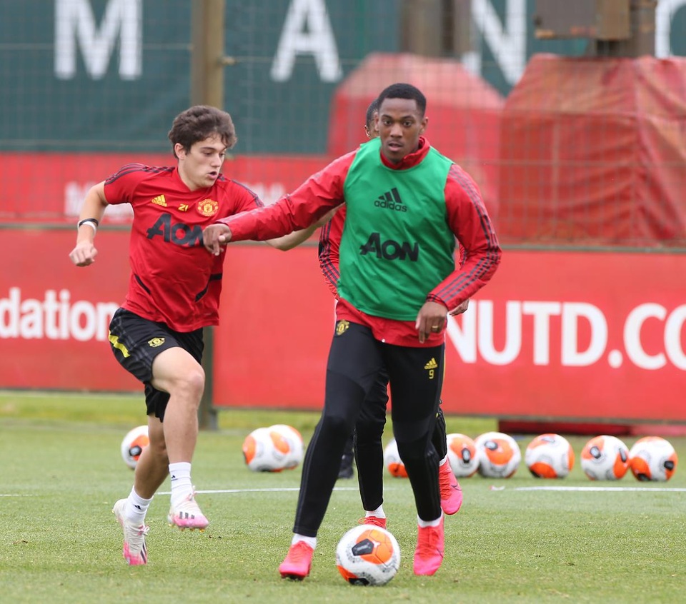 Pogba, Fernandes vui vẻ trong buổi tập toàn đội Man Utd - 17 Pogba, Fernandes vui vẻ trong buổi tập toàn đội Man Utd - 17