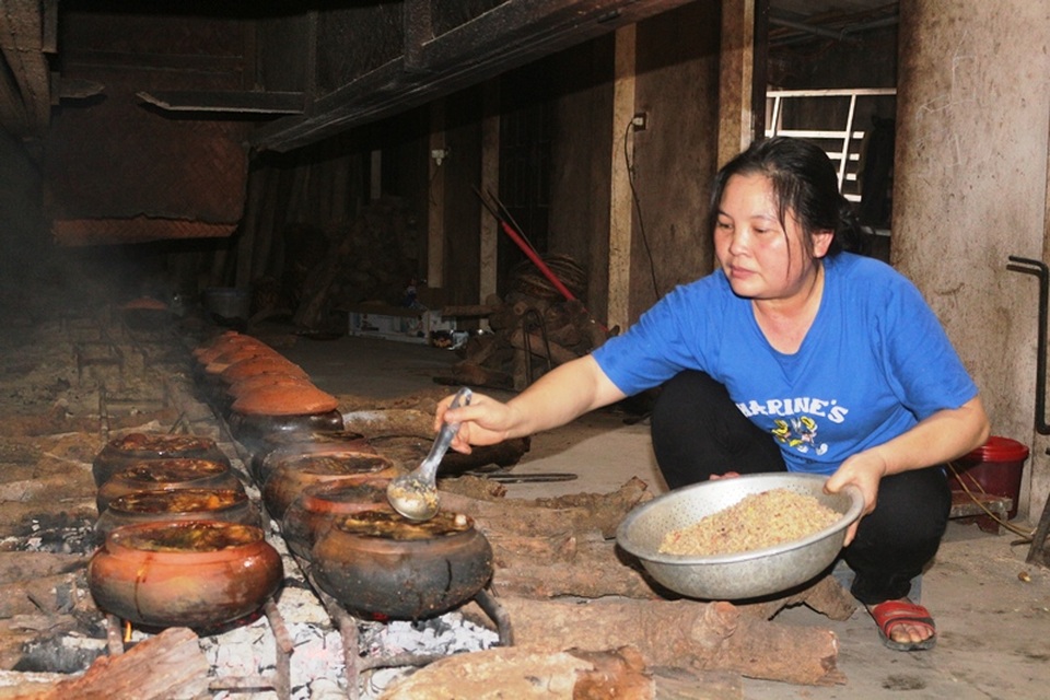 Chạy đua với Tết, người kho cá thuê làng Vũ Đại kiếm tiền triệu mỗi ngày - 4 Chạy đua với Tết, người kho cá thuê làng Vũ Đại kiếm tiền triệu mỗi ngày - 4
