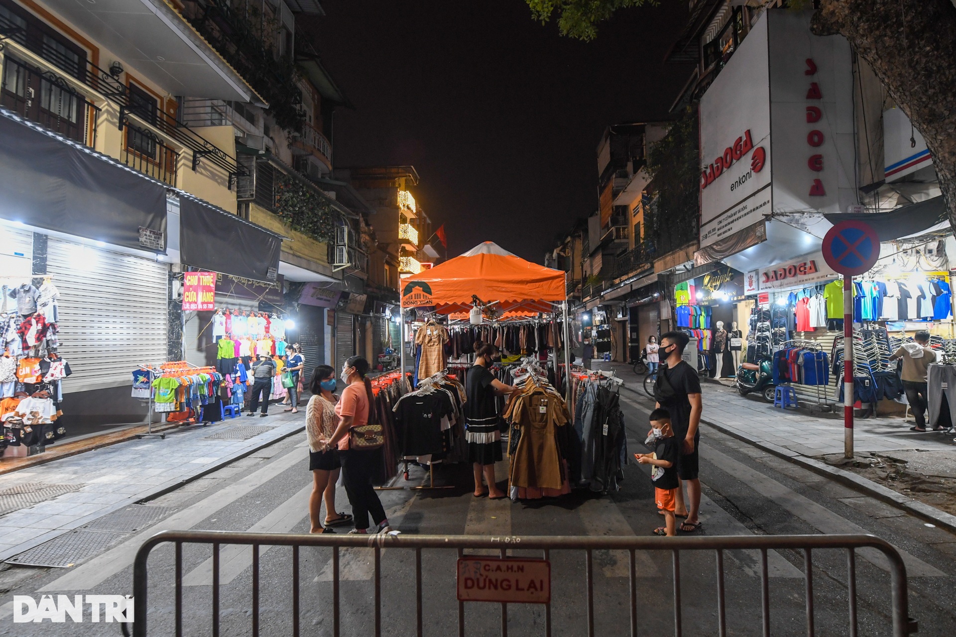 Hàng nghìn người đổ về phố đi bộ, hồ Gươm đông vui trở lại dịp cuối tuần - 12 Hàng nghìn người đổ về phố đi bộ, hồ Gươm đông vui trở lại dịp cuối tuần - 12