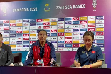 HLV Mai Đức Chung trả lời phóng viên báo Dân trí