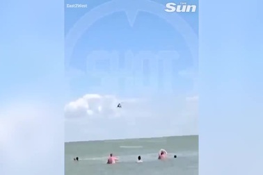 Khoảnh khắc cường kích Su-25 Nga lao xuống biển