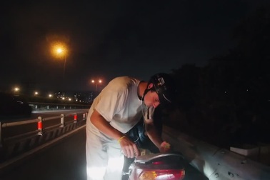 Được tặng chai xăng giữa cao tốc, anh Tây hành xử khiến nam shipper bất ngờ