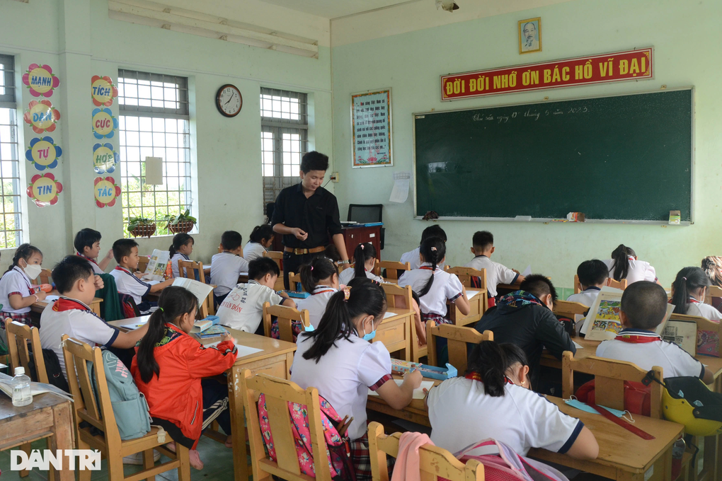 Học trò thi đua đoạt giải cao, hiệu trưởng sầu lo vì không có tiền thưởng - 5 Học trò thi đua đoạt giải cao, hiệu trưởng sầu lo vì không có tiền thưởng - 5