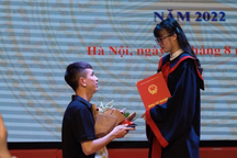 Màn cầu hôn bất ngờ ngay tại lễ tốt nghiệp đại học