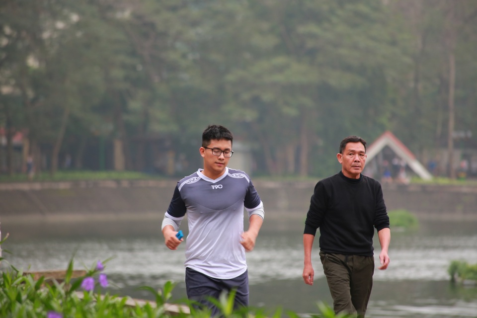 Hà Nội: Bất chấp dịch Covid-19, công viên vẫn tiếp tục tấp nập người đi bộ - 8 Hà Nội: Bất chấp dịch Covid-19, công viên vẫn tiếp tục tấp nập người đi bộ - 8