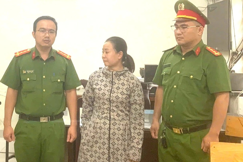 “Nữ quái” lừa làm sổ đỏ để chiếm đoạt của nạn nhân hàng trăm triệu đồng - 1 “Nữ quái” lừa làm sổ đỏ để chiếm đoạt của nạn nhân hàng trăm triệu đồng - 1