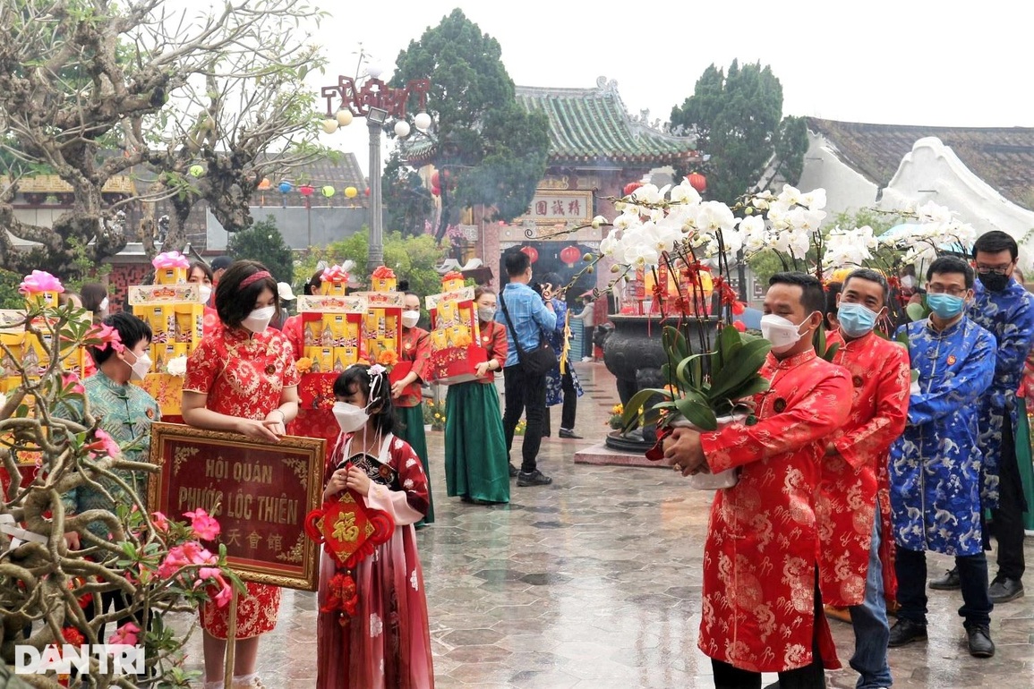 Người dân đội mưa xin lộc đầu năm ở phố cổ Hội An - 8 Người dân đội mưa xin lộc đầu năm ở phố cổ Hội An - 8