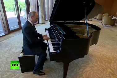 Ông Putin ngẫu hứng chơi piano lúc chờ ông Tập Cận Bình