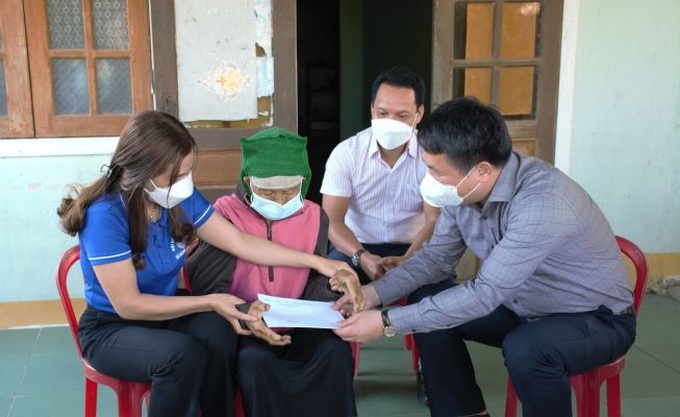 Ông Đặng Ngọc Huy-Phó Bí thư Tỉnh ủy Quảng Ngãi trao quà tết cho đối tượng hộ nghèo người dân tộc thiểu số