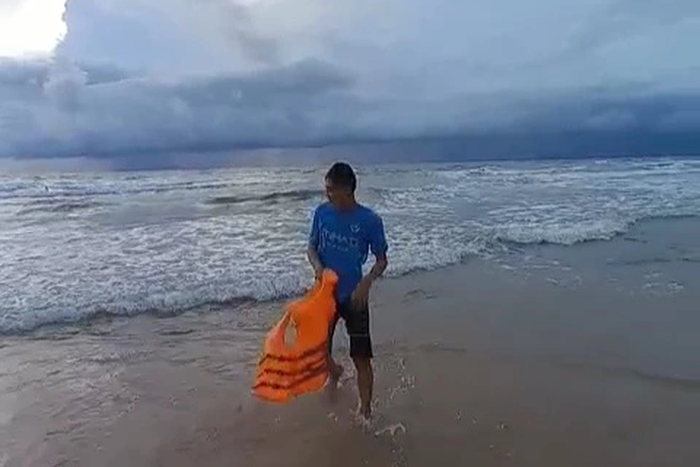 Người đàn ông qua đời sau khi dũng cảm bơi ra biển cứu 5 người - 2 Người đàn ông qua đời sau khi dũng cảm bơi ra biển cứu 5 người - 2