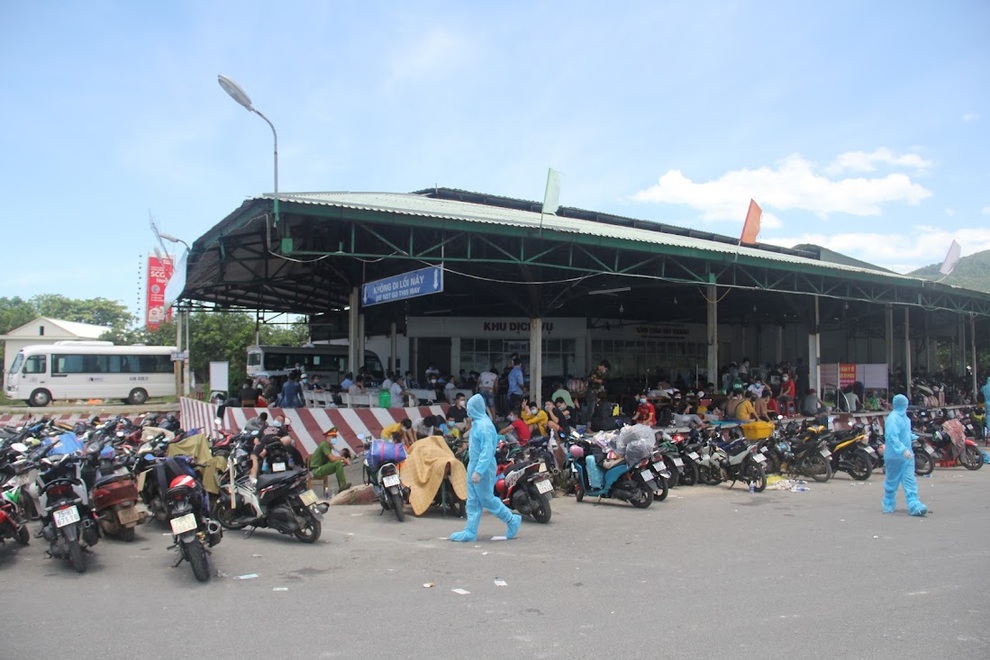 Người dân từ TPHCM về Huế dựng lều tạm ven quốc lộ chờ đi cách ly - 2 Người dân từ TPHCM về Huế dựng lều tạm ven quốc lộ chờ đi cách ly - 2