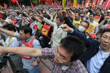 Ngày 1/5: Hàng chục nghìn người Nhật biểu tình đòi tăng lương