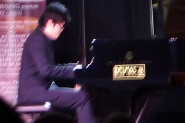 Lưu Đức Anh tự tin trình diễn tại "Festival et Concours international de Piano à Collioure".